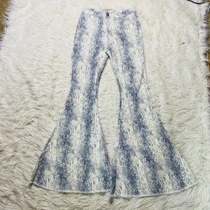 Altard State Pants Womens Medium Snake Skin Denim Flared Wide Leg Frayed Hem